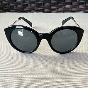 Chic Black Sunglasses